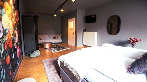 Grand Room (The George 32) | Individually furnished, iron/ironing board, travel crib, free WiFi