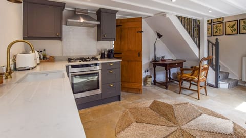 Kitchen and study area, Brown's Cottage, Bolthole Retreats