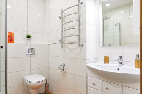 Comfort Apartment | Bathroom | Shower, hydromassage showerhead, hair dryer, towels