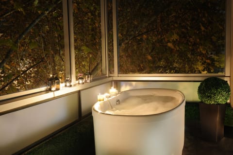 Luxury Suite | Private spa tub