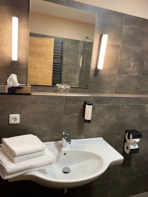 Classic Double Room (Landhaus) | Bathroom | Bathrobes, towels