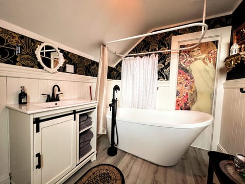 Deluxe Room | Bathroom | Shower, free toiletries, hair dryer, towels