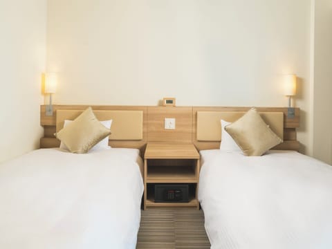 Twin Room | In-room safe, desk, free WiFi, bed sheets