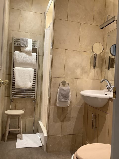 Classic Double Room, Ensuite, Garden View | Bathroom | Towels