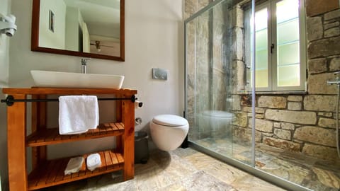 Economy Room, Courtyard View | Bathroom | Shower, free toiletries, hair dryer, slippers