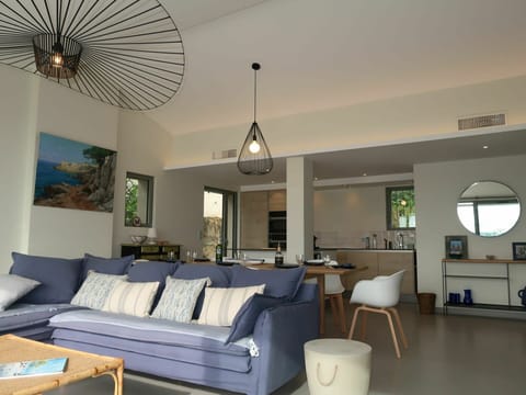 Furniture, Room, Living Room, Interior Design, Ceiling, Property, Building, Wall, Floor, Bedroom