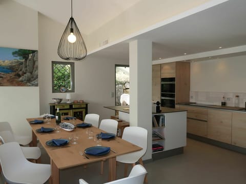 Room, Property, Interior Design, Building, Furniture, Living Room, Ceiling, Dining Room, Floor, House