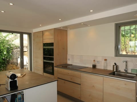 Countertop, Property, Room, Cabinetry, Furniture, Kitchen, Building, Interior Design, Ceiling, Home