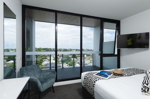 One Bedroom Ocean View Apartment | Premium bedding, pillowtop beds, in-room safe, laptop workspace