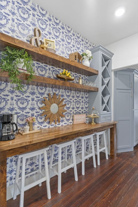 Coffee and wine bar. Wine and cookies available for your pleasure!