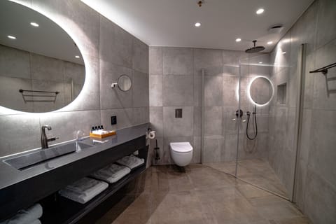 Design Double Room, 1 King Bed | Bathroom | Shower, rainfall showerhead, designer toiletries, hair dryer