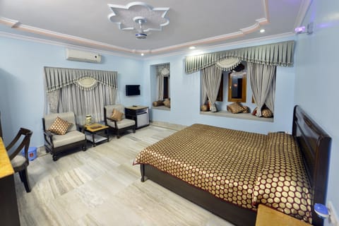 Royal Room with Jaisalmer Fort view | Egyptian cotton sheets, premium bedding, Select Comfort beds, minibar