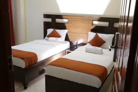 Standard Twin Room | Desk, laptop workspace, soundproofing, free WiFi