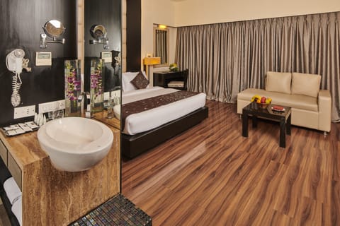 Junior Suite | Bathroom | Rainfall showerhead, free toiletries, hair dryer, towels