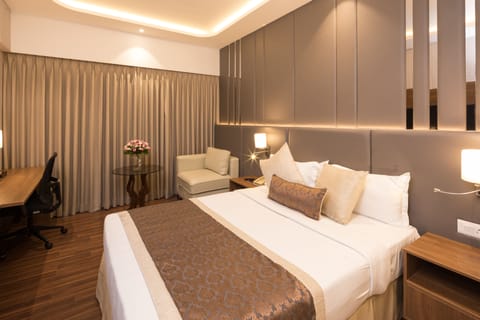 Executive Club Room | Premium bedding, memory foam beds, minibar, in-room safe