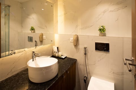 Club Double or Twin Room | Bathroom | Rainfall showerhead, free toiletries, hair dryer, towels