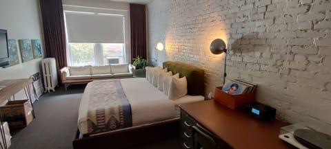 Deluxe Room with Private Bathroom | Hypo-allergenic bedding, individually decorated, desk