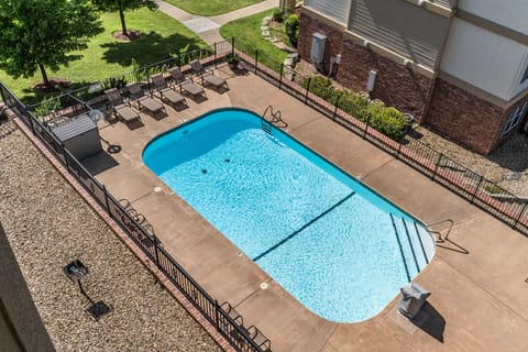 Outdoor Pool Access (Seasonal)
