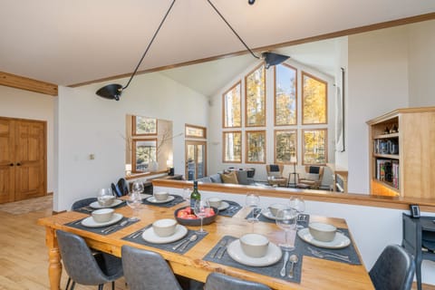 3.0-haven-on-hang-glider-mountain-village-dining2