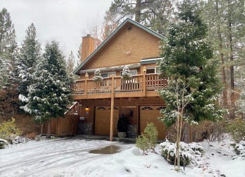 Snow covered Big Bear Cool Cabins, Treetop Bearadise front