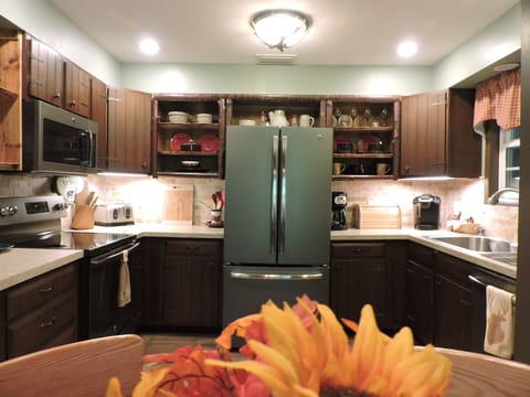 Fridge w/icemaker, coffee pot and k-pod coffee makers, hugh ss sink & dishwasher