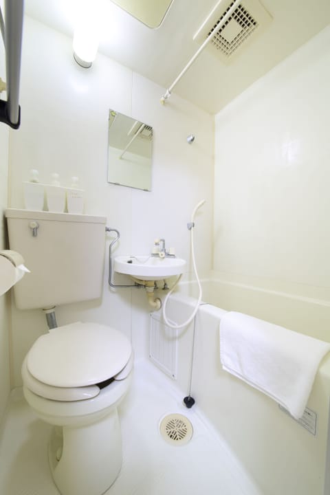 Apartment, Non Smoking | Bathroom | Combined shower/tub, hair dryer, towels