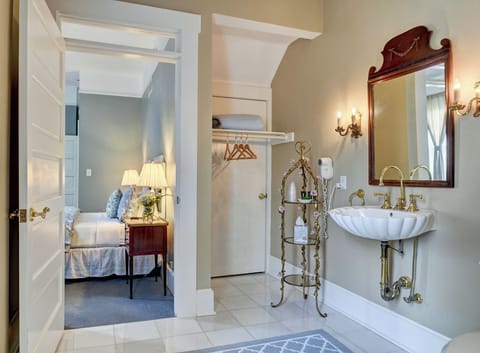 Atkinson  Suite | Bathroom | Free toiletries, hair dryer, towels