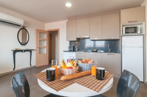 Standard Studio | Private kitchen | Full-size fridge, microwave, stovetop, dishwasher