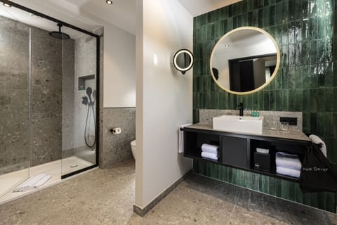 Deluxe Suite | Bathroom | Shower, eco-friendly toiletries, hair dryer, towels
