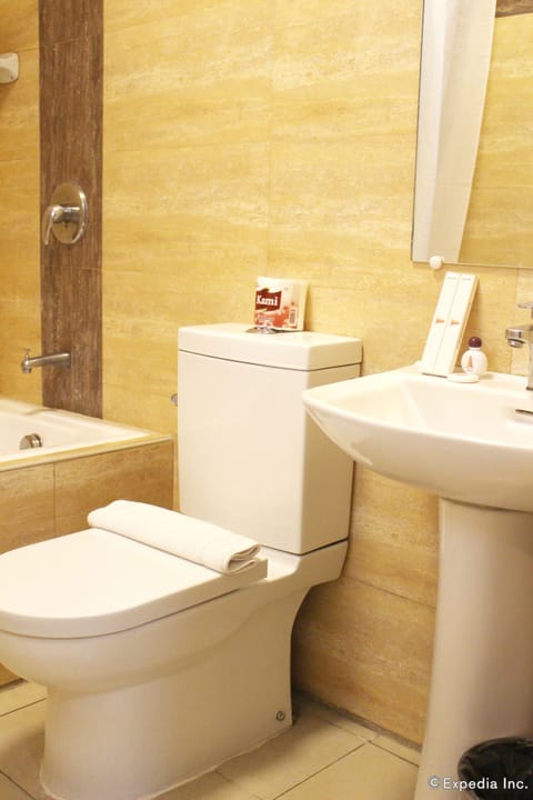 Standard Room | Bathroom | Shower, rainfall showerhead, free toiletries, hair dryer