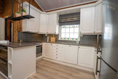 Comfort Cabin, 6 Bedrooms, Slope side | Private kitchen | Full-size fridge, oven, stovetop, dishwasher