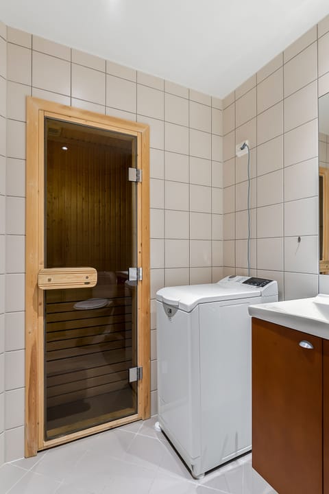 Family Apartment, 2 Bedrooms, Non Smoking, Slope side | Bathroom | Separate tub and shower, heated floors