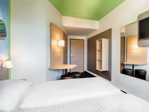 Hypo-allergenic bedding, desk, soundproofing, free WiFi