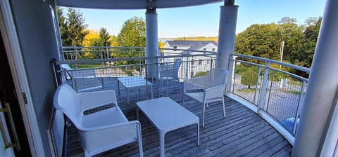 Premium 1 King Bed, Balcony, Fireplace | Terrace/patio