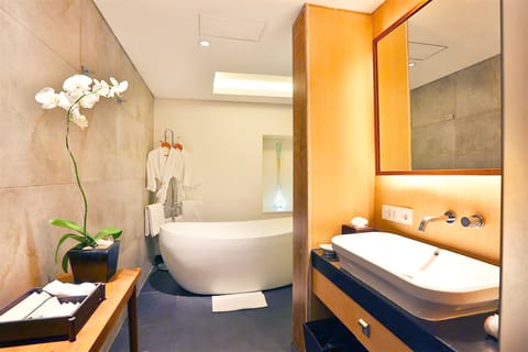 Suite | Bathroom | Free toiletries, slippers, towels