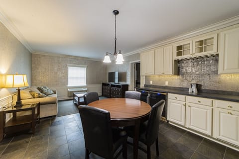 Avalon Suite | Private kitchen | Fridge, microwave, coffee/tea maker