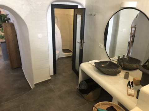 Grand Cave Suite with Caldera Sea Views | Bathroom | Shower, rainfall showerhead, free toiletries, hair dryer