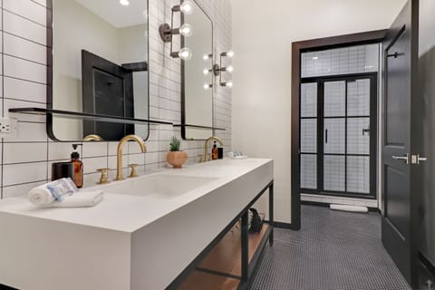 Adjacent Seven Bed Four Bath Apartment | Bathroom | Shower, rainfall showerhead, free toiletries, hair dryer