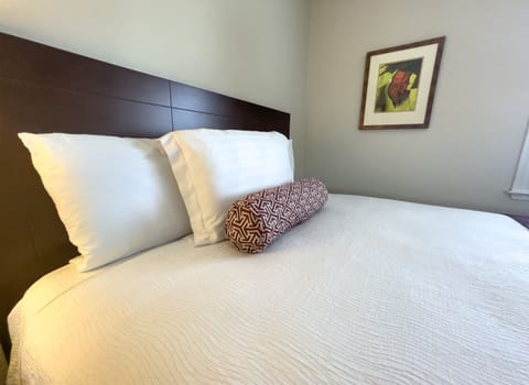 Standard Room, 1 King Bed | Desk, iron/ironing board, free WiFi, bed sheets