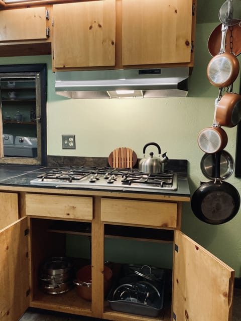 5 burner gas stove with all new pots and pans. Baking pans available as well.