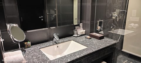 Executive Room | Bathroom | Slippers, towels