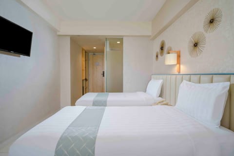 Deluxe Room, 2 Twin Beds | Select Comfort beds, in-room safe, desk, iron/ironing board