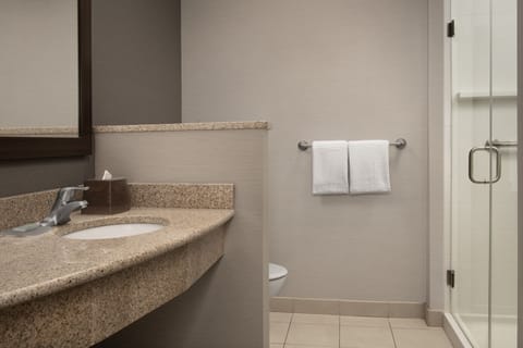 Combined shower/tub, designer toiletries, hair dryer, towels