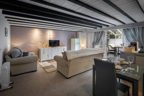 Cottage | Living area | 40-inch flat-screen TV with cable channels, TV