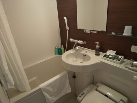 Combined shower/tub, free toiletries, hair dryer, bidet