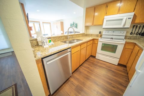 Deluxe Condo, 1 Bedroom, Patio, Mountain View (Quicksilver 1616) | Private kitchen | Fridge, microwave, oven, stovetop