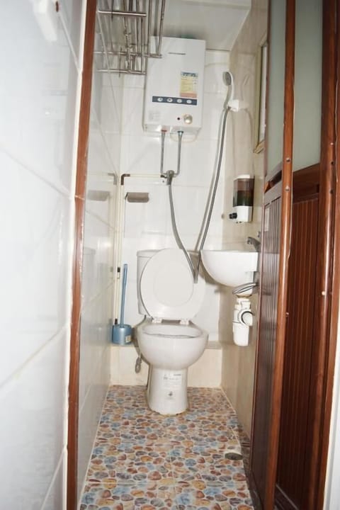 Deluxe Double Room | Bathroom | Rainfall showerhead, towels