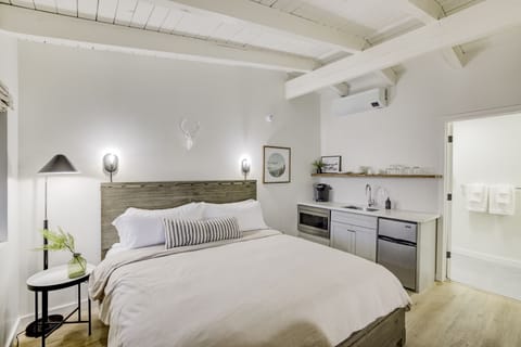 Luxury Studio, 1 King Bed | 13 bedrooms, premium bedding, down comforters, memory foam beds