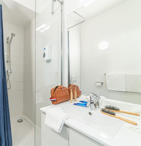 Classic Studio | Bathroom | Shower, towels