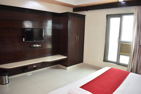 Premium Room | Living area | 36-inch LCD TV with satellite channels, TV